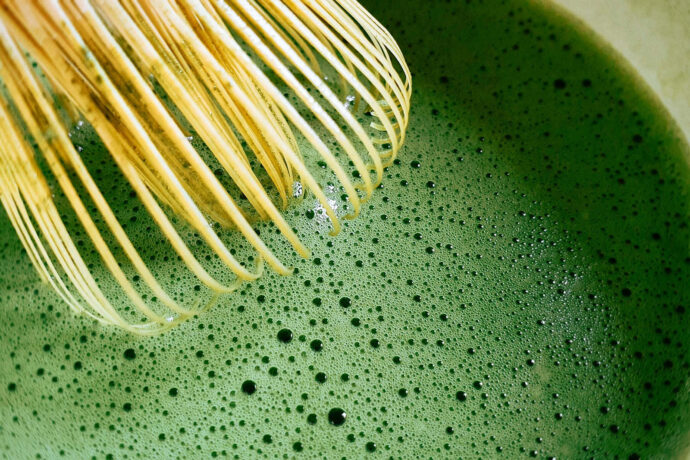 Matcha wird mit Besen schaumig geschlagen